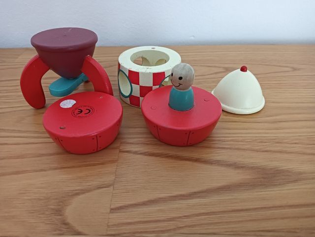 Cohete de madera de juguete