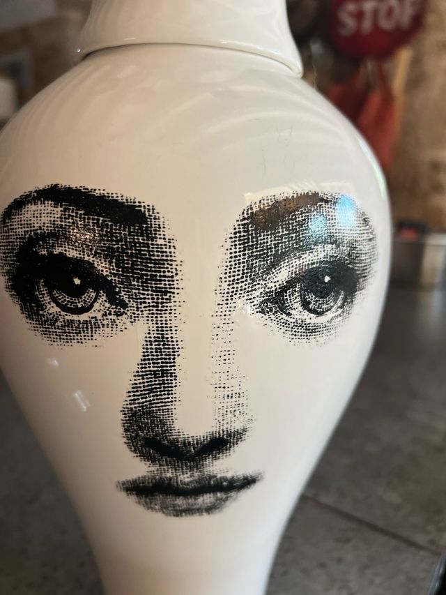 Jarrón lacado con rostro 