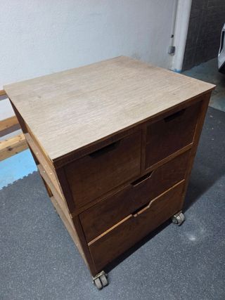 Cajonera de madera con ruedas