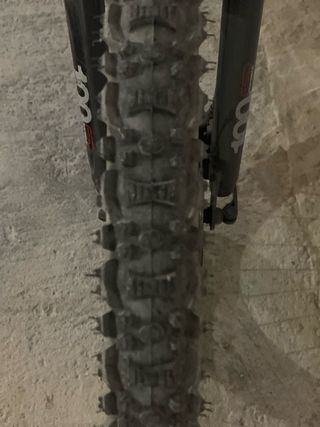 Bicicleta de montaña roja