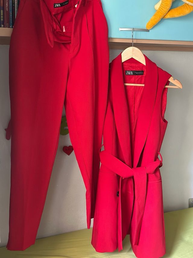 Traje Zara Rojo Chaleco y Pantalón