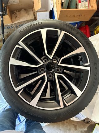 Juego a estrenar 4 Llantas 17' con Neumáticos
