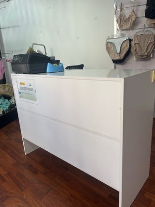 Mobiliario de tienda blanco