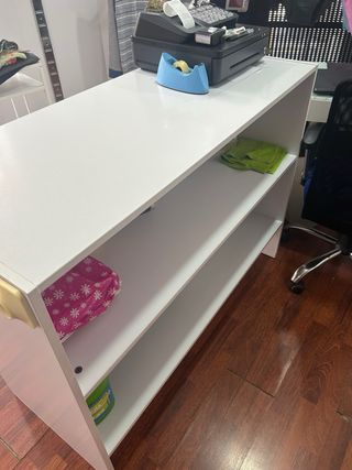 Mobiliario de tienda blanco