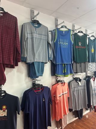 Mobiliario de tienda blanco