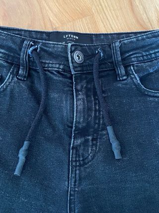 Vaqueros cortos desgastados