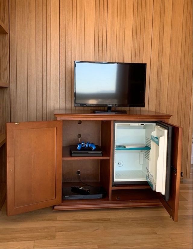 Mueble TV madera con minibar