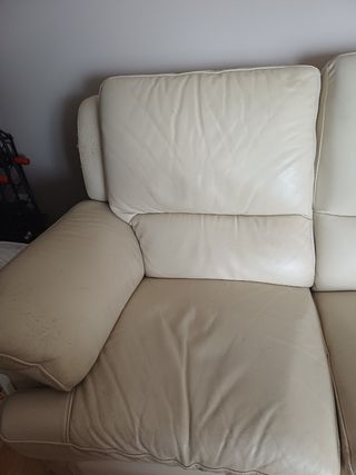 Sofá de piel beige de 3 plazas