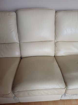 Sofá de piel beige de 3 plazas