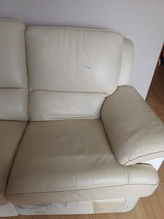 Sofá de piel beige de 3 plazas