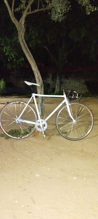 Bicicleta de carretera blanca