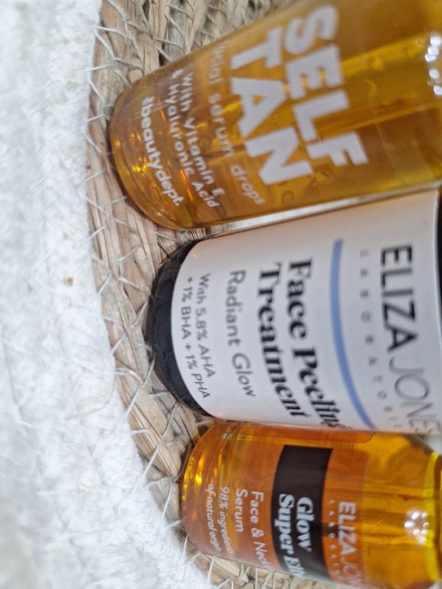 Eliza Jones Sieri Viso e Collo Gold