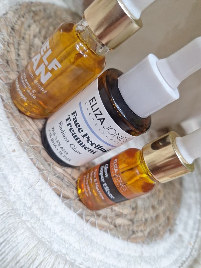 Eliza Jones Sieri Viso e Collo Gold