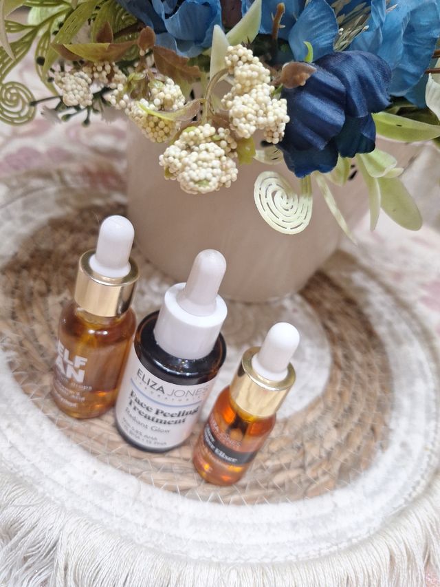 Eliza Jones Sieri Viso e Collo Gold