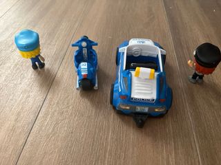 Coche, moto y muñecos de policía