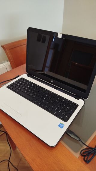 Ordenador portátil HP blanco y negro
HP 15-r248ns