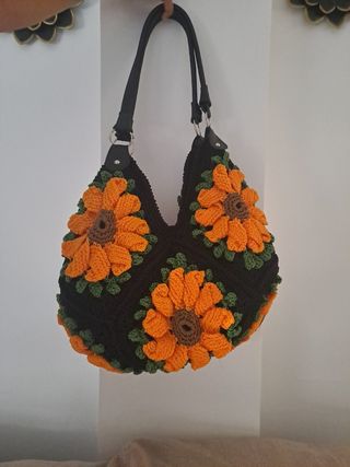 Bolso tejido a crochet con diseño de girasoles.