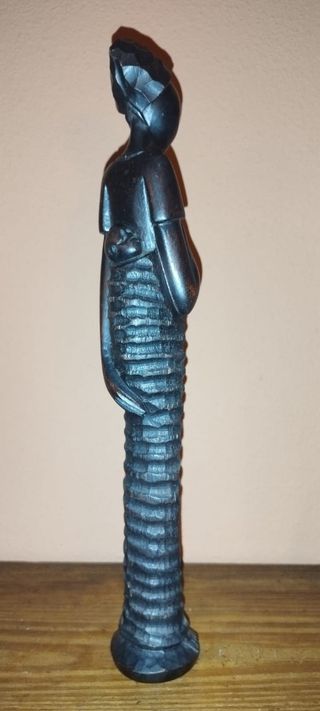 Figura africana de madre con su bebe en la espalda