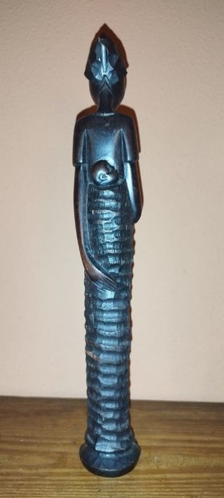 Figura africana de madre con su bebe en la espalda