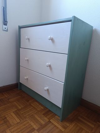 Cômoda de madeira branca e verde