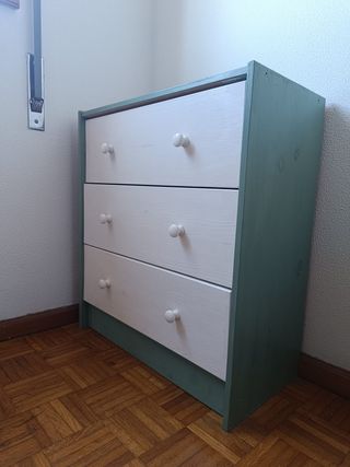 Cômoda de madeira branca e verde