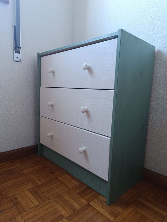 Cômoda  de madeira branca e verde