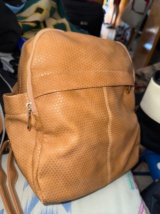 Mochila marrón con textura