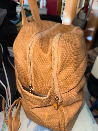 Mochila marrón con textura