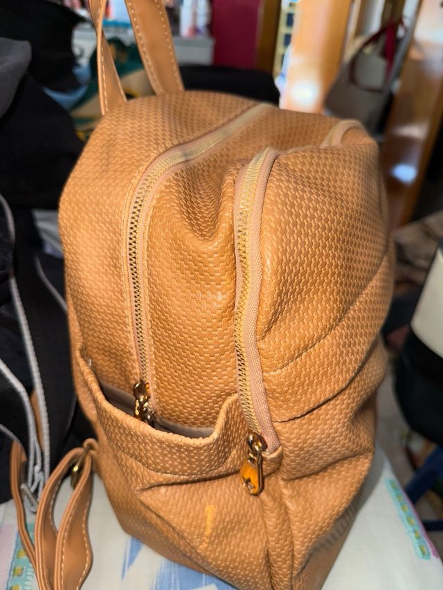 Mochila marrón con textura