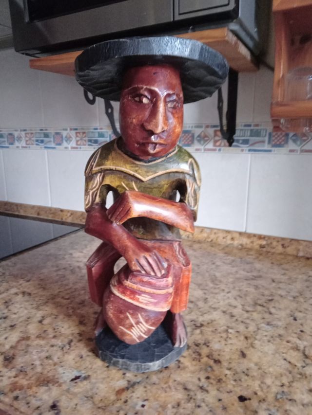 Figura de madera maciza hecha a mano