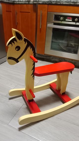 Caballo balancín de madera