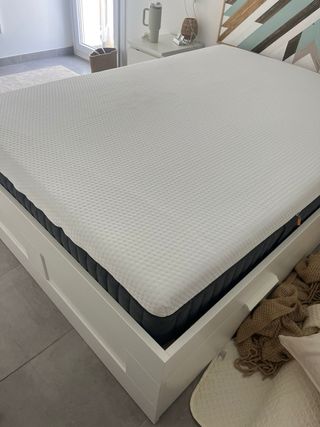 Cama con colchón y cajones
