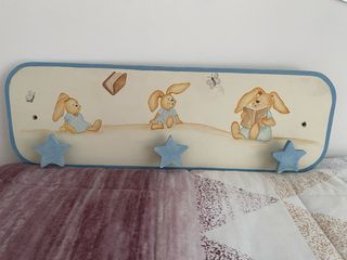 Colgador infantil con conejitos y estrellas