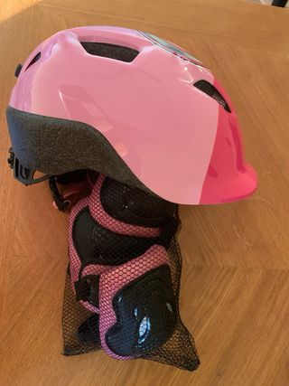 Casco y rodilleras infantiles rosas
