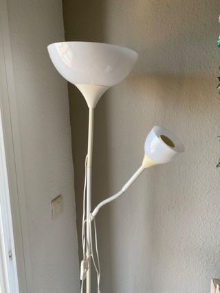 Lámpara de pie blanca con brazo flexible