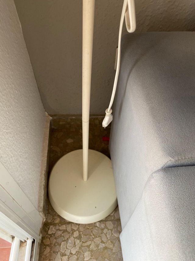 Lámpara de pie blanca con brazo flexible