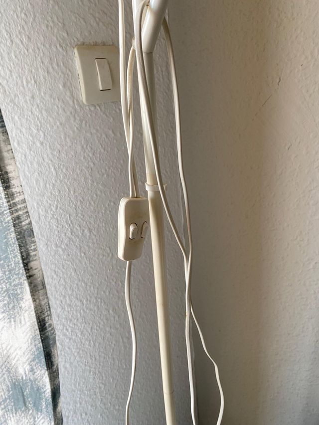 Lámpara de pie blanca con brazo flexible