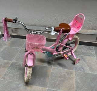Bicicleta infantil rosa con cesta