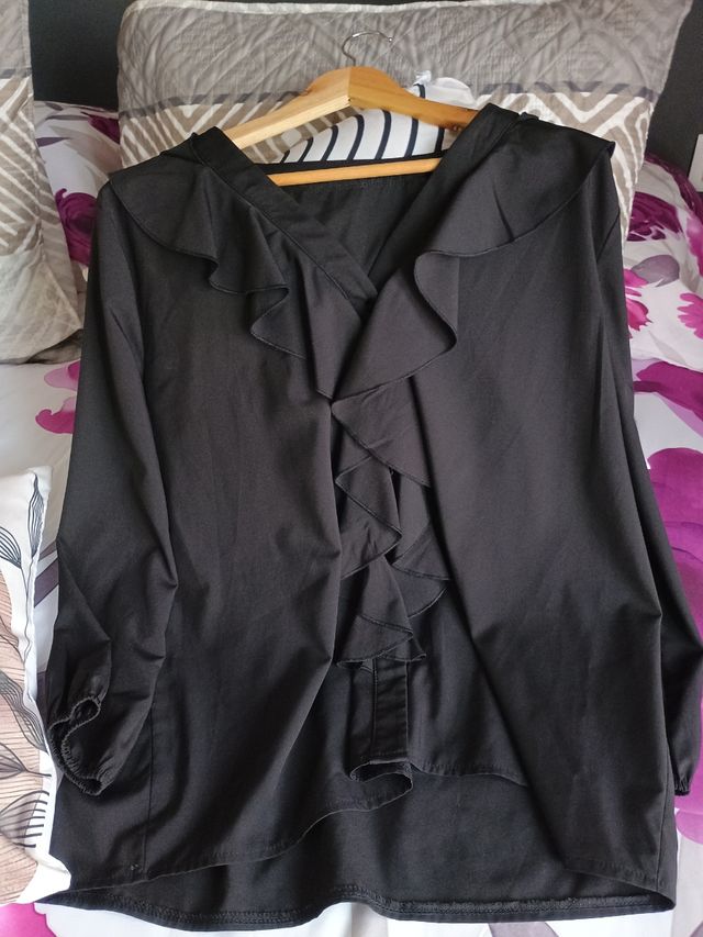 Camisa negra volantes + Camisa blanca volantes