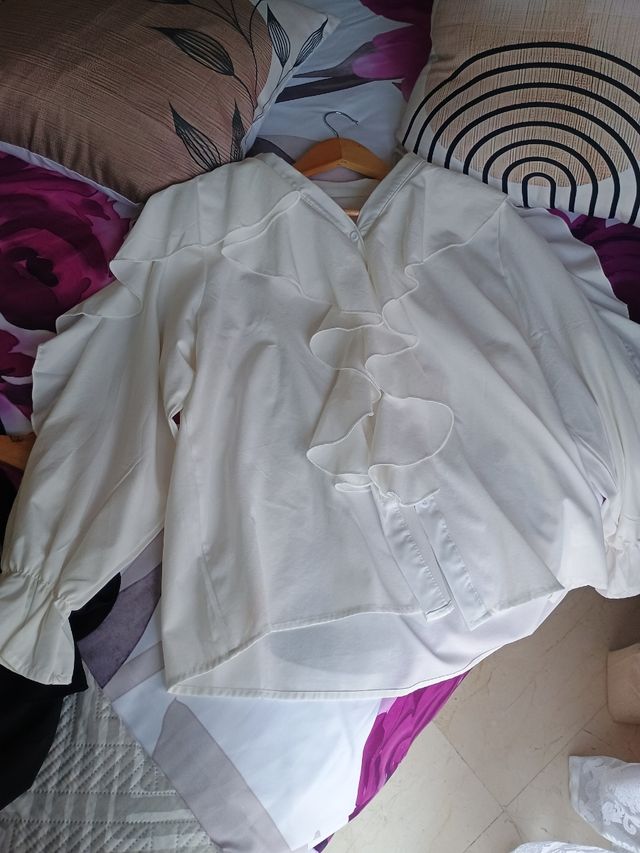 Camisa negra volantes + Camisa blanca volantes