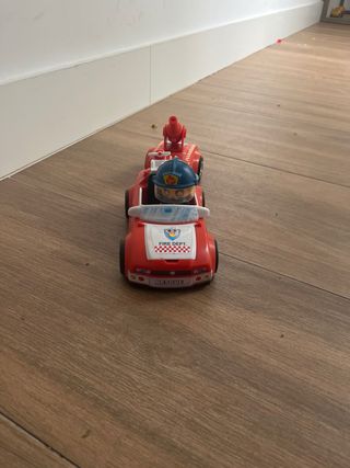 Coche de bomberos con figura