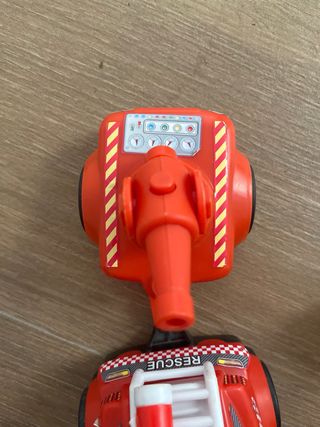 Coche de bomberos con figura