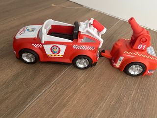 Coche de bomberos con figura