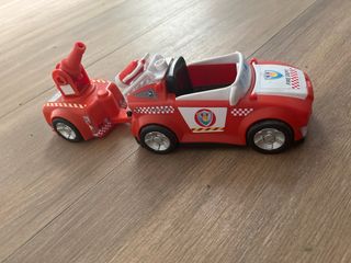 Coche de bomberos con figura