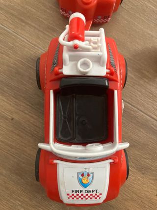 Coche de bomberos con figura