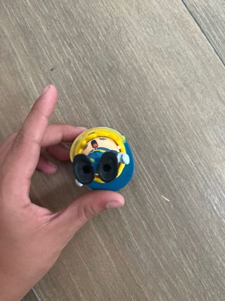 Coche de bomberos con figura