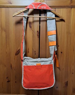 Bolso de hombro beige y naranja