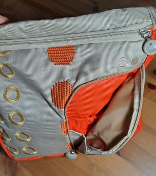Bolso de hombro beige y naranja