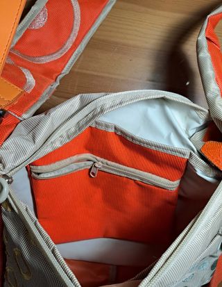 Bolso de hombro beige y naranja