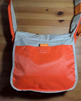 Bolso de hombro beige y naranja